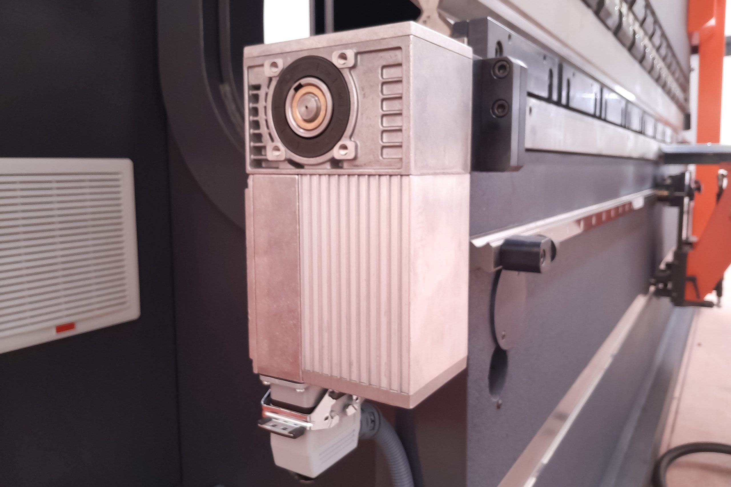 Presse Plieuse AMH 5 20250901 090439 scaled e1760966947965